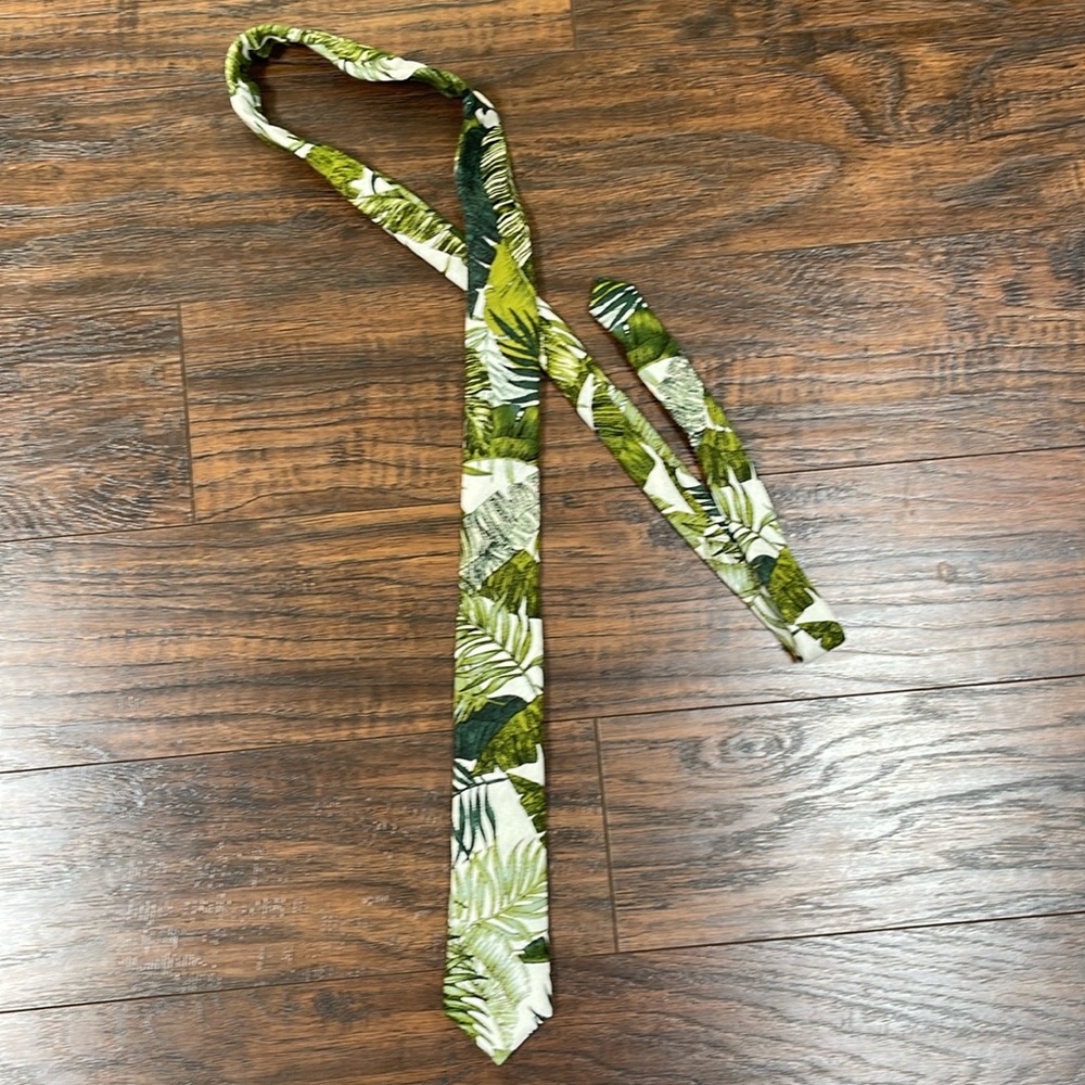 Green tropical leaf skinny tie, never worn!